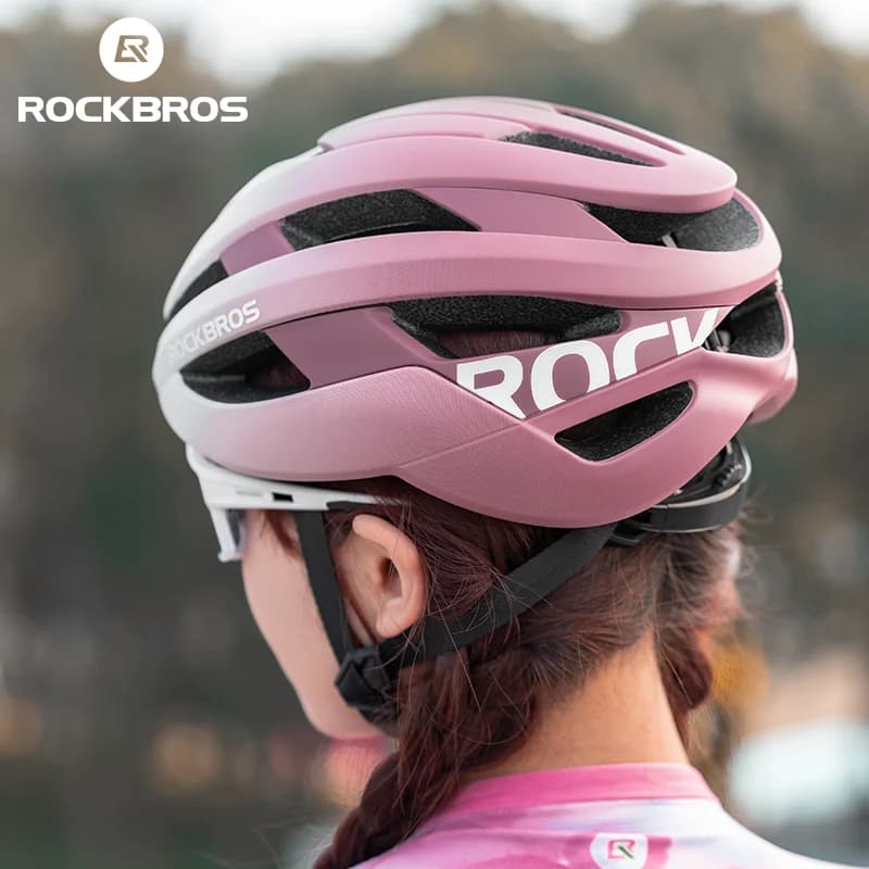 Ultralehká cyklistická helma s integrovaným lisováním